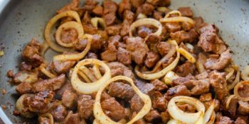 Iscas de carne acebolada