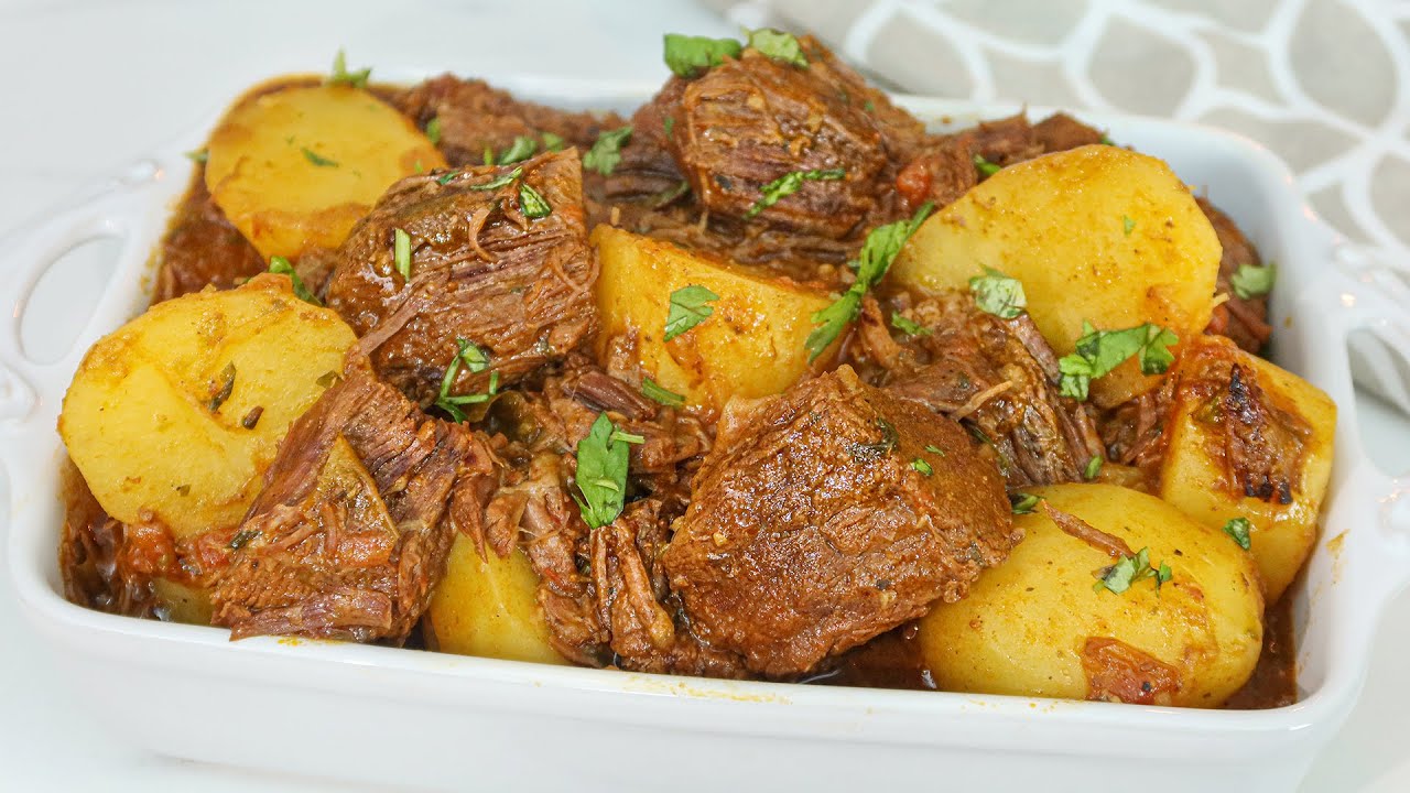 Carne em cubos na panela de pressão