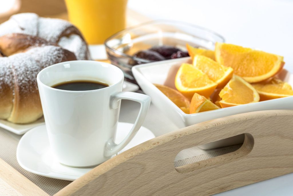 bandeja de café da manhã para dia dos namorados