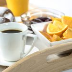 bandeja de café da manhã para dia dos namorados