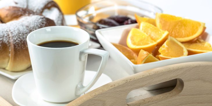 bandeja de café da manhã para dia dos namorados