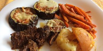 Berinjela gratinada com molho de tomate