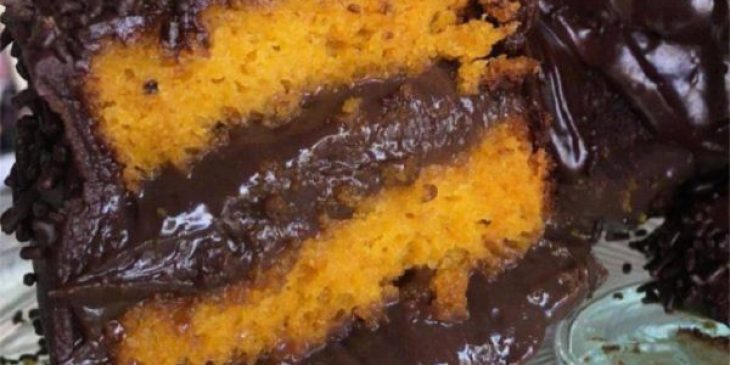 bolo de cenoura com cobertura de brigadeiro simples e macio