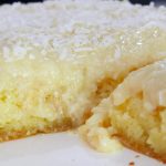 bolo de macaxeira de festa junina com cobertura de coco