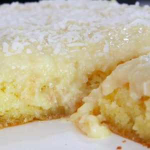bolo de macaxeira de festa junina com cobertura de coco