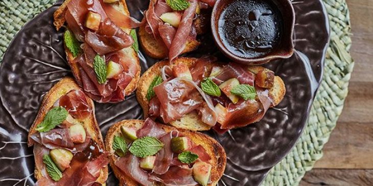 Bruschetta de presunto cru é bem chique: veja como fazer receita @pinterest