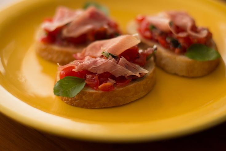 bruschetta italiana com baguete tradicional