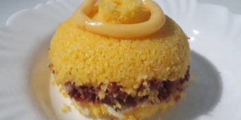 Cuscuz recheado com queijo coalho