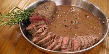 Filé mignon ao molho de vinho tinto
