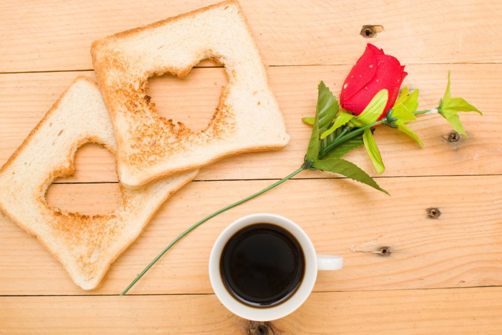 montar café da manhã de dia dos namorados
