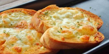 pão de alho no forno