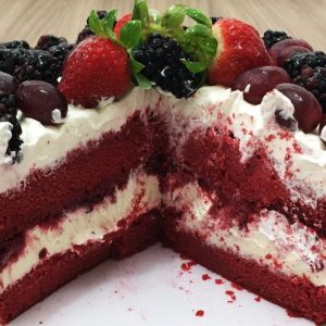 recheio de frutas vermelhas no bolo red velvet