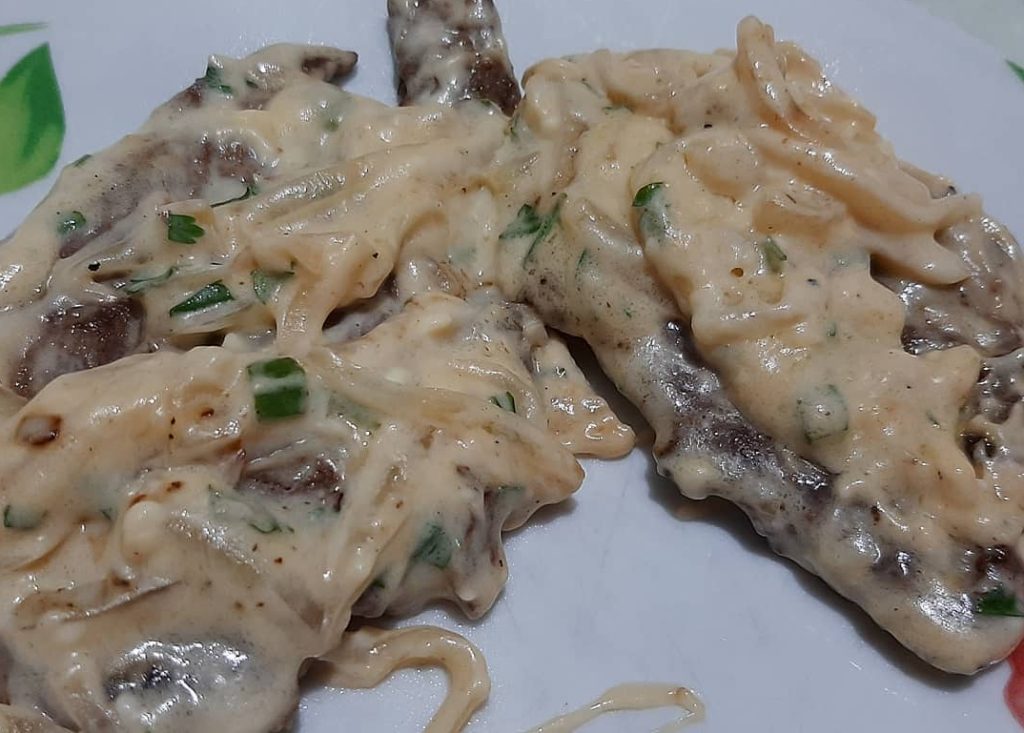 Bife acebolado com maionese
