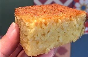 Bolo de milho com leite condensado e queijo