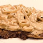 Bife acebolado com molho de maionese