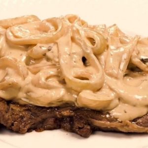 Bife acebolado com molho de maionese