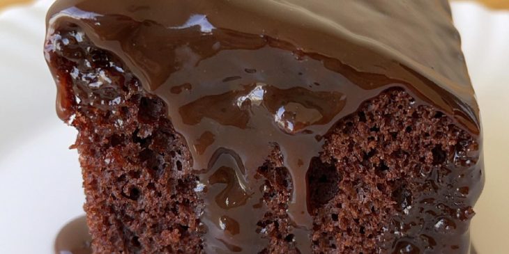 Bolo de chocolate com calda quente