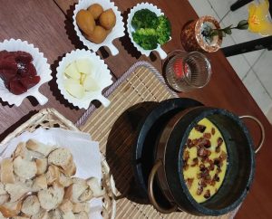 Fondue de queijo com vegetais