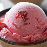 Sorvete com pedaços de morango