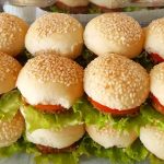 Sliders de carne com queijo