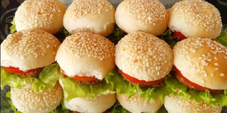 Sliders de carne com queijo