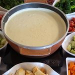 Fondue de queijo com vegetais