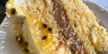 Bolo de maracujá com doce de leite