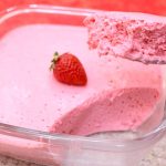 sobremesa de morango com 2 ingredientes mousse de morango só com creme de leite sobremesa zero lactose fácil mousse de morango com leite de vaca mousse de morango vegano mousse de morango só com leite condensado mousse só com leite condensado mousse de morango com gelatina e creme de leite