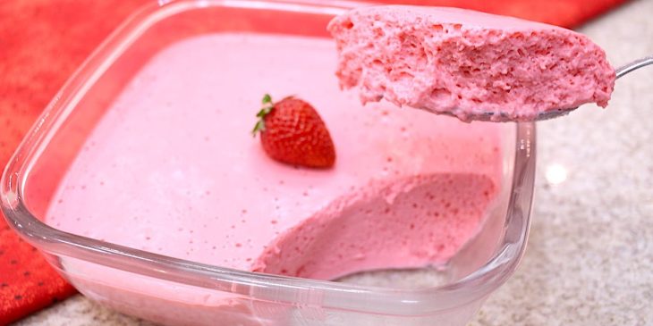 sobremesa de morango com 2 ingredientes mousse de morango só com creme de leite sobremesa zero lactose fácil mousse de morango com leite de vaca mousse de morango vegano mousse de morango só com leite condensado mousse só com leite condensado mousse de morango com gelatina e creme de leite