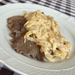 Bife acebolado com maionese e molho inglês