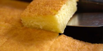 Bolo de mandioca crua