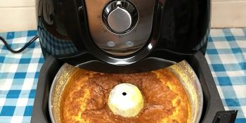 Bolo simples na airfryer