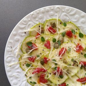 Carpaccio de abobrinha com tomate seco