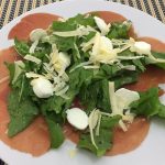Carpaccio com salada verde