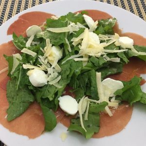 Carpaccio com salada verde