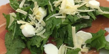 Carpaccio com salada verde