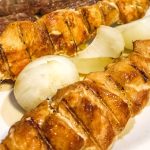 Espetinho de frango com mostarda