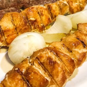 Espetinho de frango com mostarda