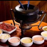 Fondue de carne com molhos