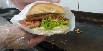 Hambúrguer com batata palha