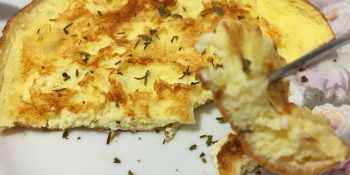 Omelete de queijo e ervas