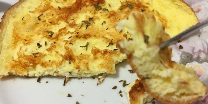 Omelete com queijo e ervas