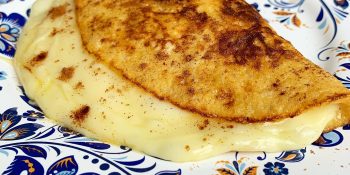 Panqueca de banana com queijo