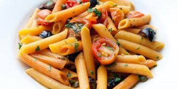 Penne ao molho de tomate e azeitona
