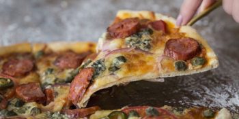 Pizza caseira de pepperoni