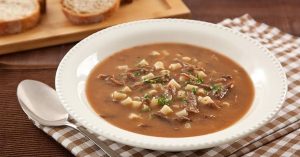 Sopa de feijão com carne e macarrão