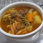 Sopa de feijão com carne e macarrão