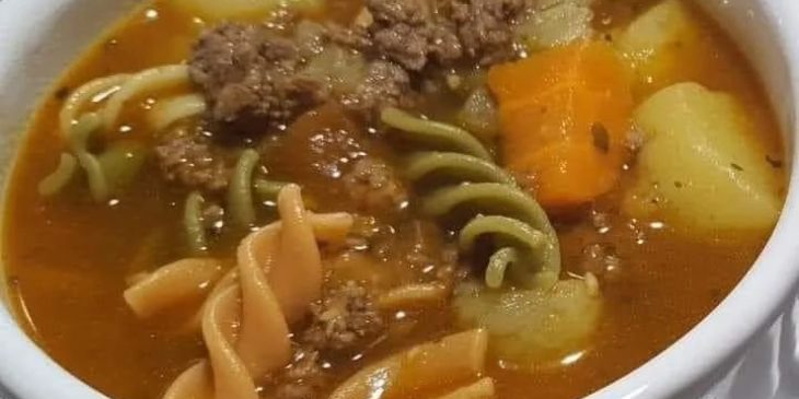 Sopa de feijão com carne e macarrão