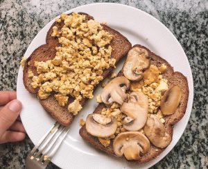 Tofu mexido com cogumelo