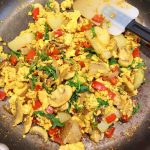 Tofu mexido com cogumelo